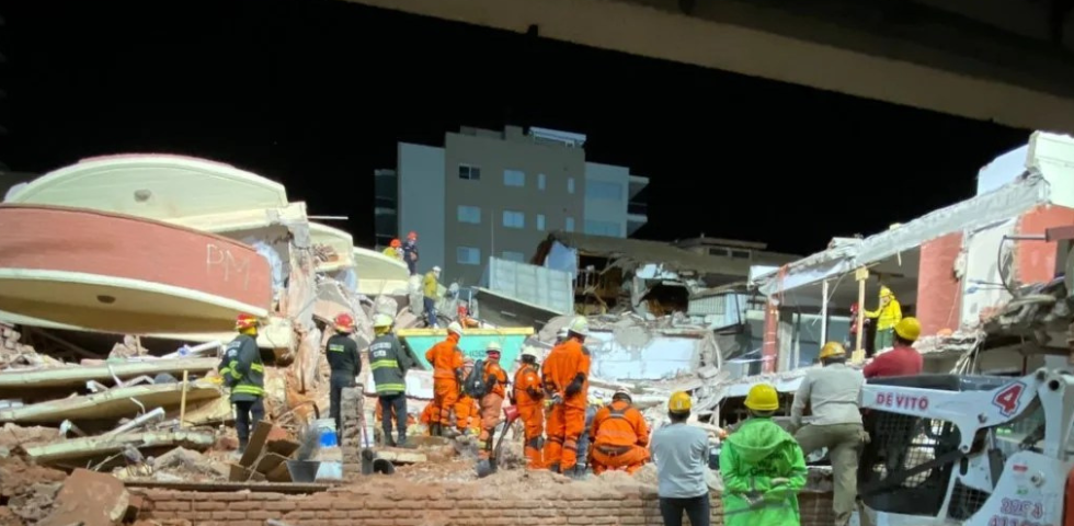 Más de 500 bomberos voluntarios trabajando en el derrumbe en Villa Gesell